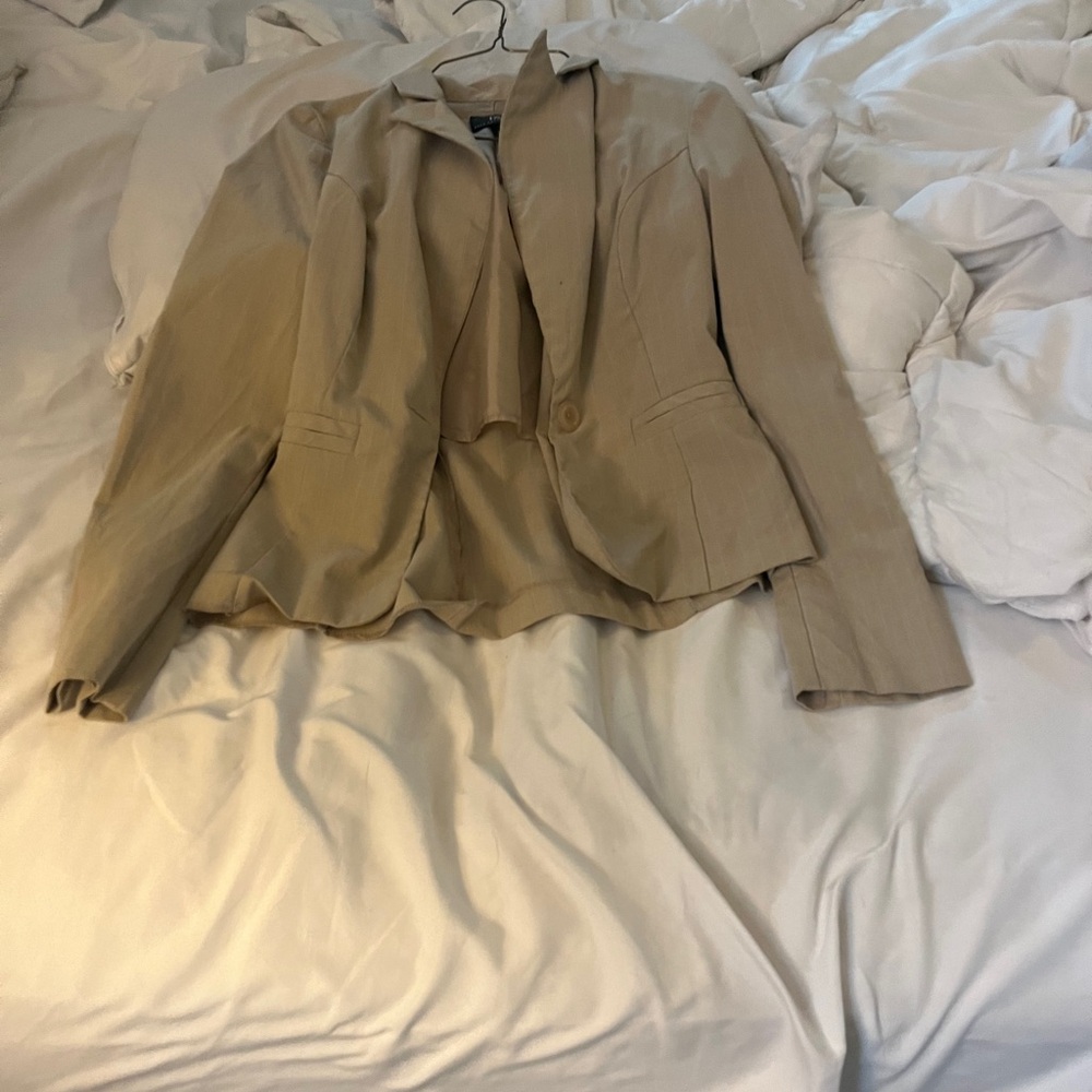 Tan Suit Set - Picture 11 of 11